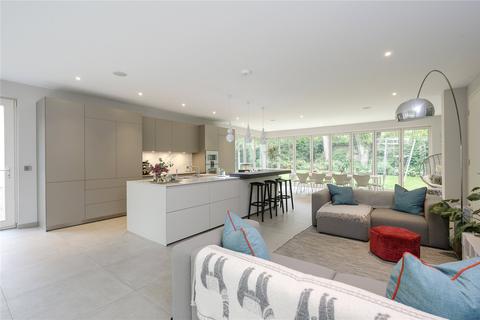 2 Carlile Place, Richmond, TW10 6GU
