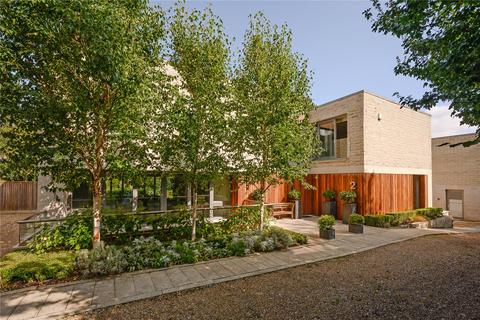 2 Carlile Place, Richmond, TW10 6GU