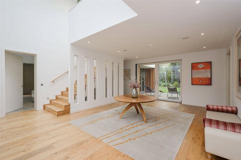 2 Carlile Place, Richmond, TW10 6GU