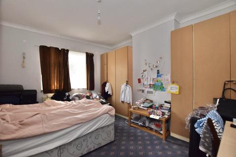 33 Moremead Road, London, SE6 3LR