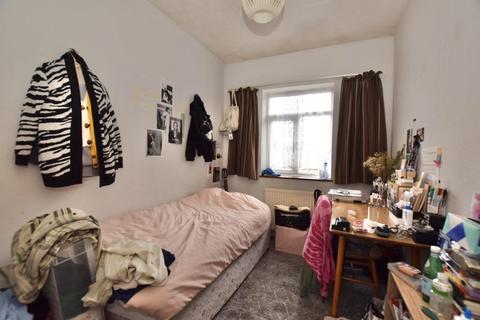 33 Moremead Road, London, SE6 3LR