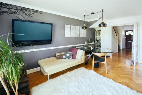 25 Thames Close, Hampton, TW12 2ET