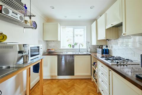 25 Thames Close, Hampton, TW12 2ET