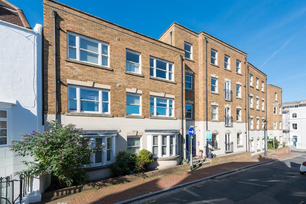 Addington Street, Ramsgate 2 bed apartment £895 pcm (£207 pw)