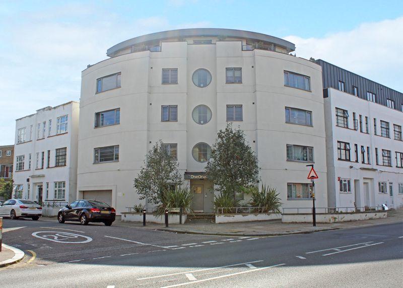 Catford Hill, Catford, Greater London 2 bed apartment £295,000