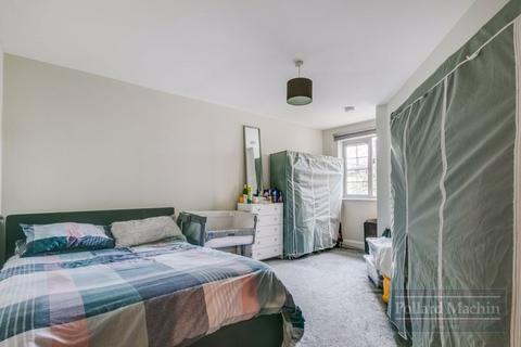 Flat 3, 111 Catford Hill, London, SE6 4PW