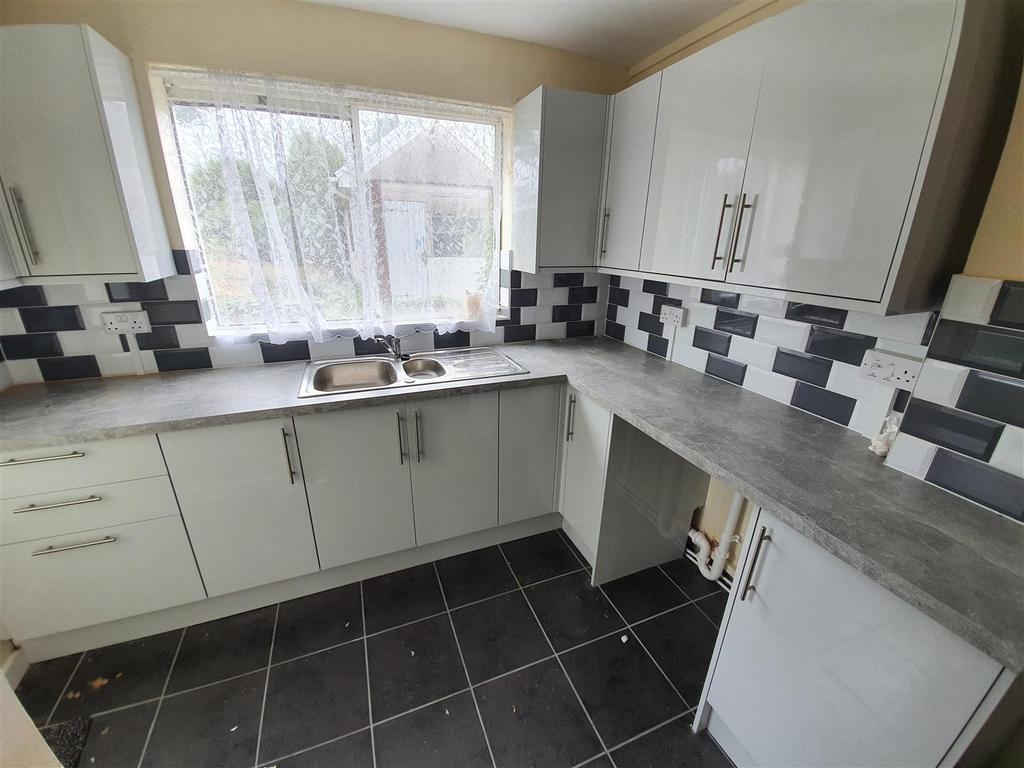 Brynamlwg Road, Gorseinon, Swansea 3 bed semidetached house £120,000