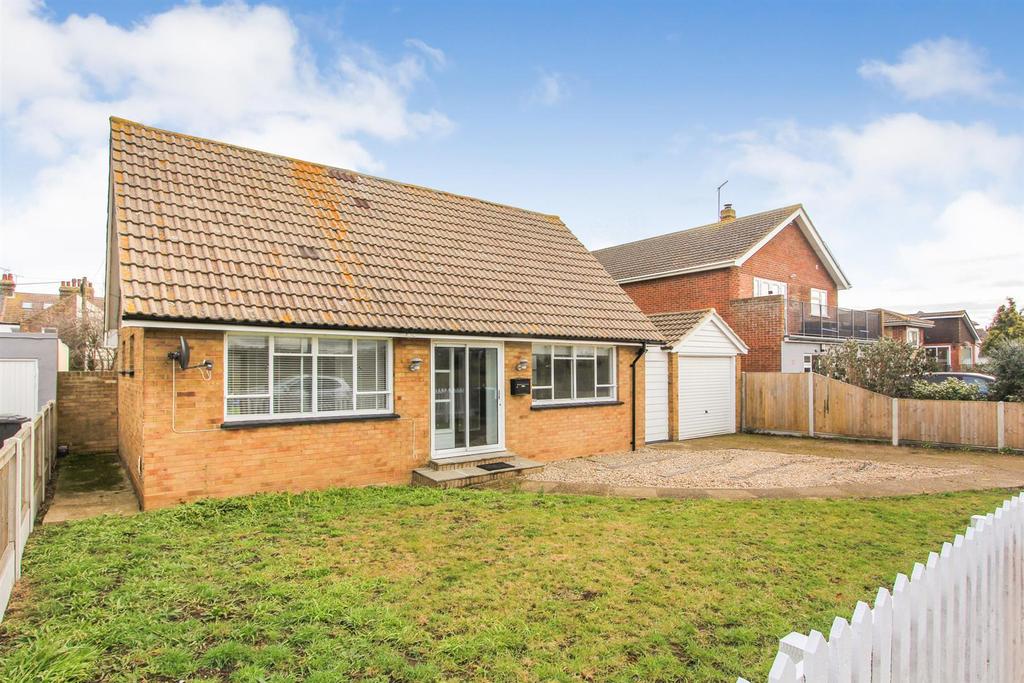 Collingwood Road, Whitstable 2 bed detached bungalow £1,595 pcm (£368 pw)