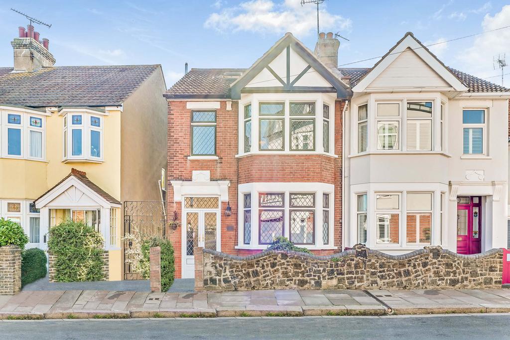 Sunningdale Avenue, Leighonsea, SS9 4 bed semidetached house £600,000