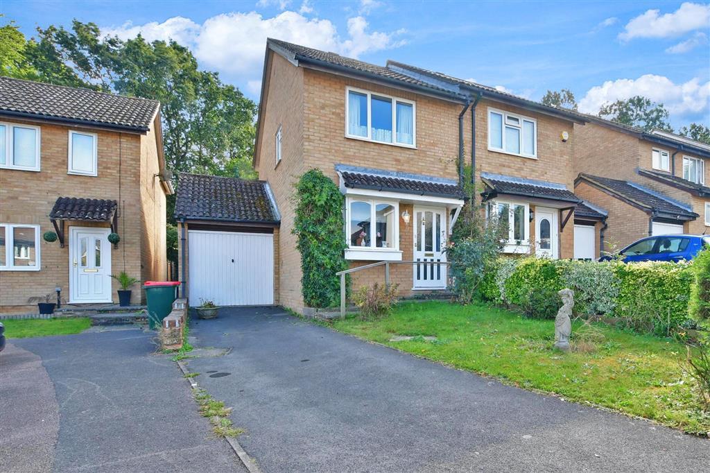 Otford Close, Crawley, West Sussex 2 bed end of terrace house £300,000