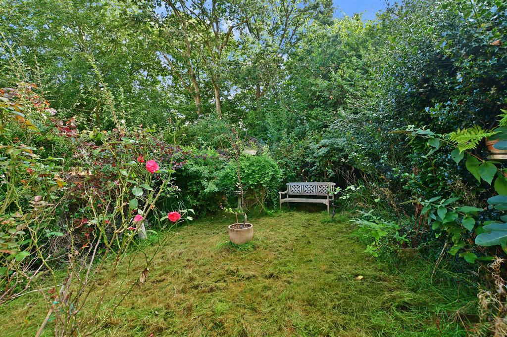 Otford Close, Crawley, West Sussex 2 bed end of terrace house £300,000