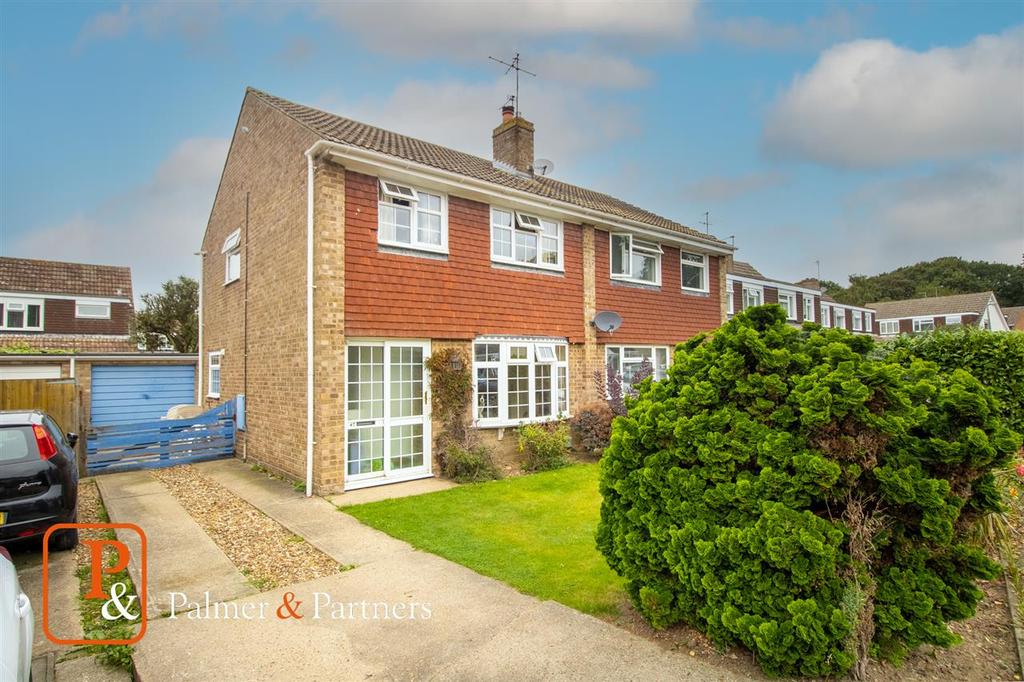 Evergreen Drive, St Johns, Colchester CO4 3 bed semidetached house £300,000