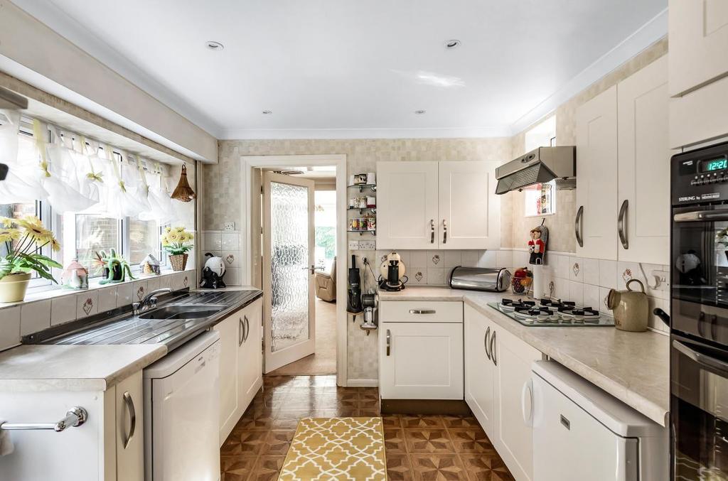 Underwood Road, Haslemere, GU27 3 bed semidetached house £500,000