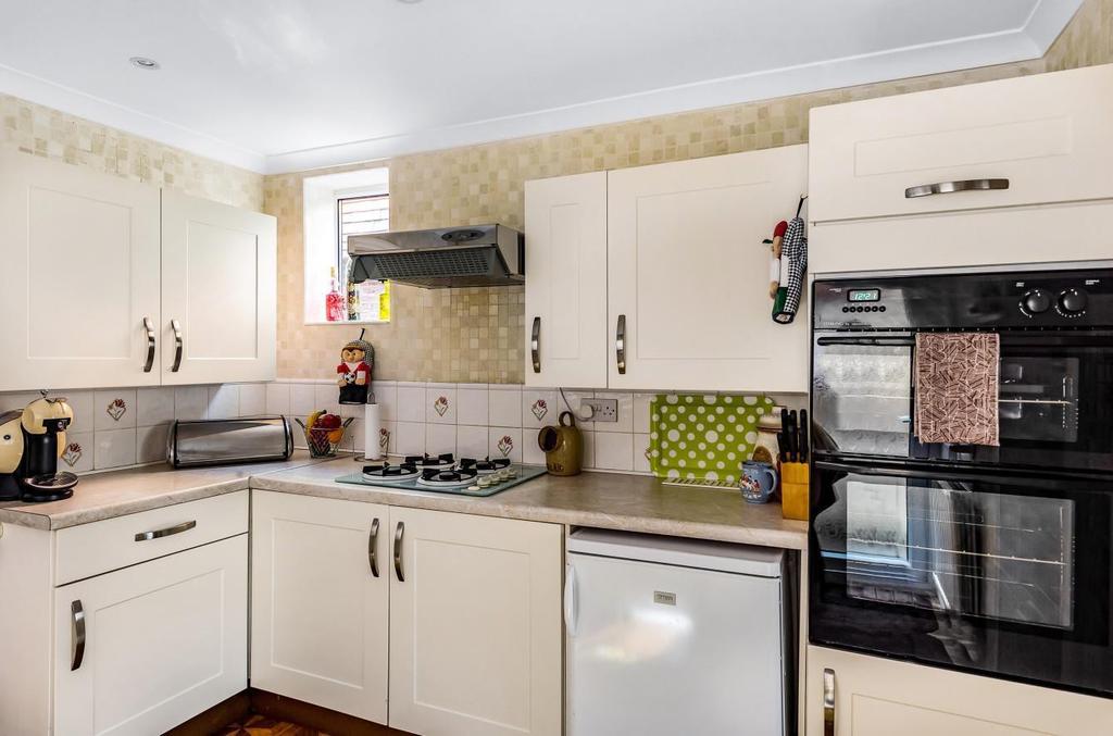 Underwood Road, Haslemere, GU27 3 bed semidetached house £500,000