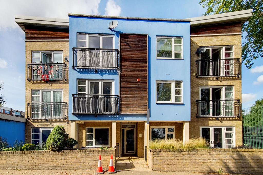 Lucas Street, London, SE8 3 bed flat £2,000 pcm (£462 pw)