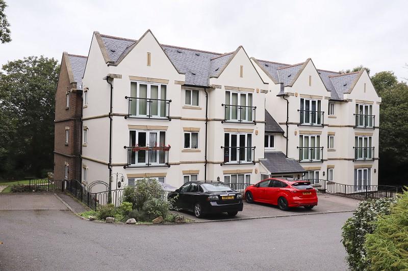 Hollington Park Road, St.... 2 bed flat £1,100 pcm (£254 pw)