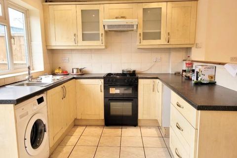 3 bedroom terraced house to rent, Blackwater