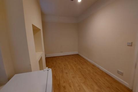 Studio to rent, Green Lanes, N13