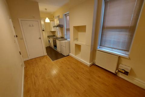 Studio to rent, Green Lanes, N13