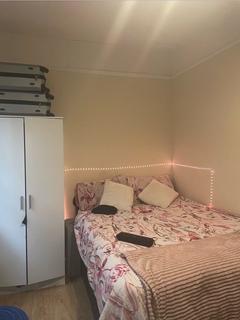 Studio to rent, Green Lanes, N13