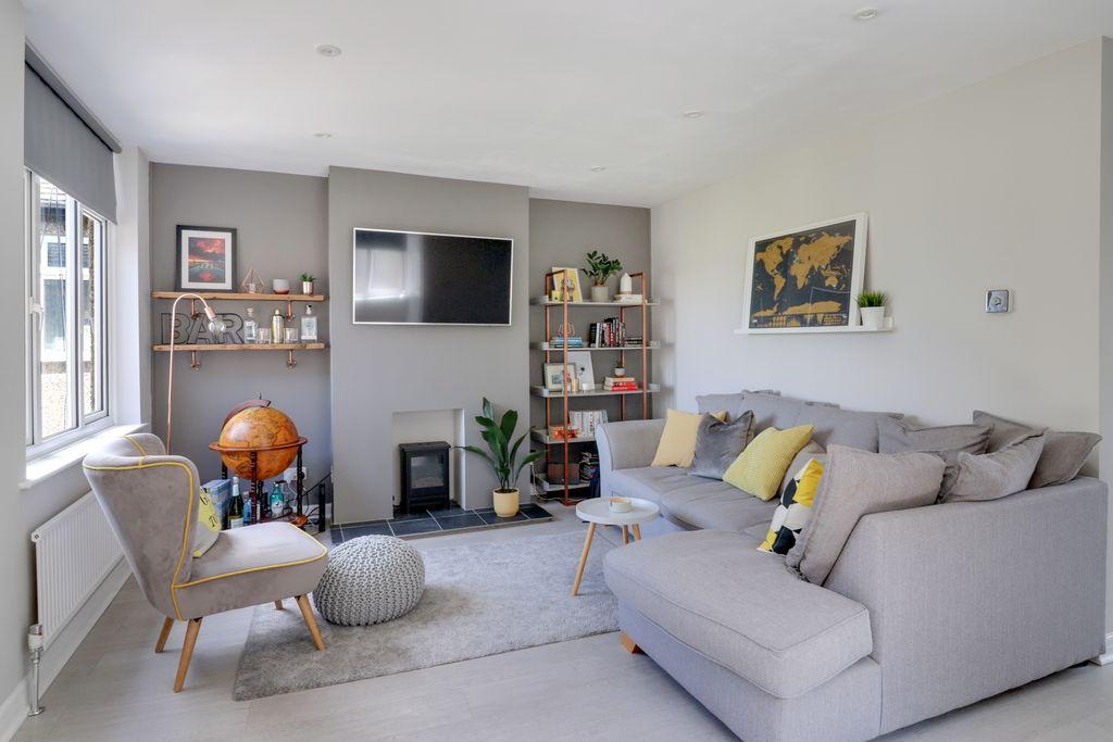Penton Avenue, StainesUponThames... 2 bed £300,000