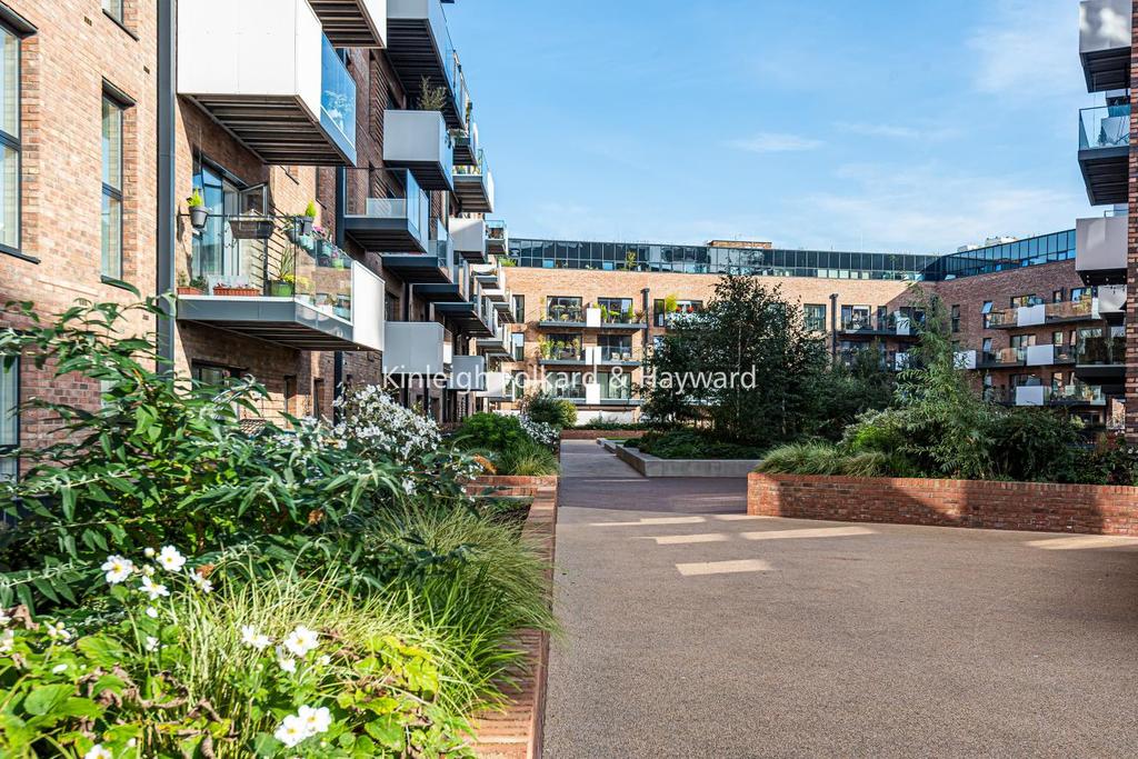 Purbeck Gardens, Lower Sydenham 1 bed flat £300,000