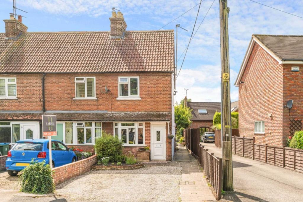 New Road, Weston Turville 3 bed end of terrace house £395,000