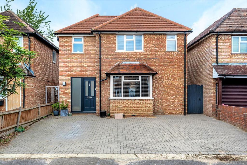 Wood Road, Godalming, GU7 3 bed detached house £650,000