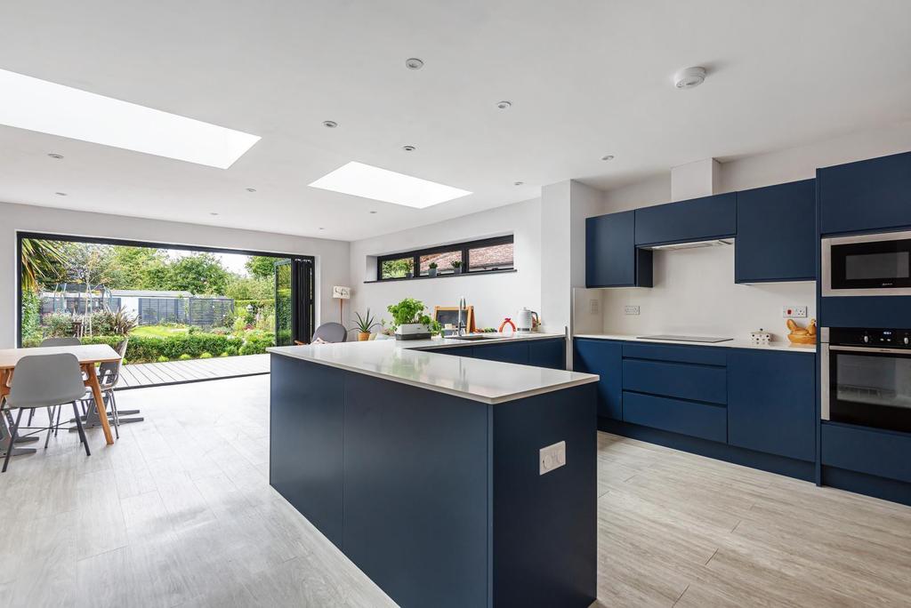 Wood Road, Godalming, GU7 3 bed detached house £650,000