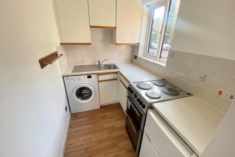 Studio to rent, Woking,  Surrey,  GU22