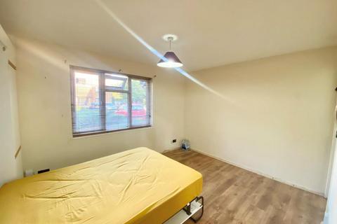 Studio to rent, Woking,  Surrey,  GU22