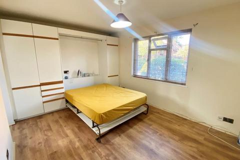 Studio to rent, Woking,  Surrey,  GU22