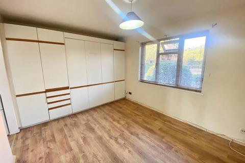 Studio to rent, Woking,  Surrey,  GU22