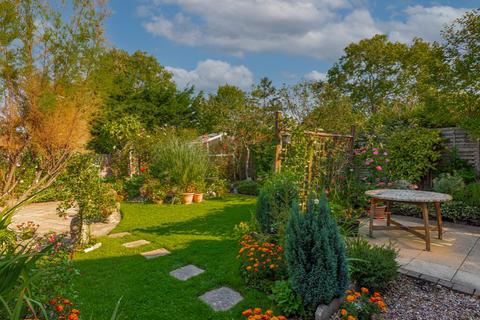 3 Devitt Close, Ashtead, KT21 1JS