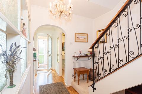 3 Devitt Close, Ashtead, KT21 1JS