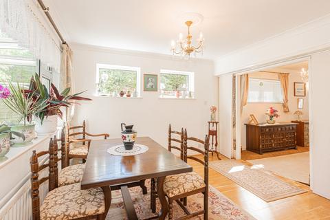 3 Devitt Close, Ashtead, KT21 1JS