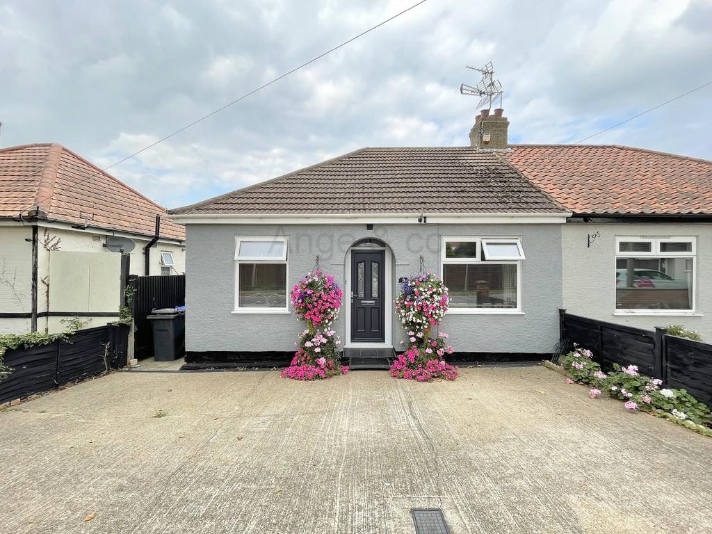 Dell Road East, Lowestoft 2 bed semidetached bungalow £200,000