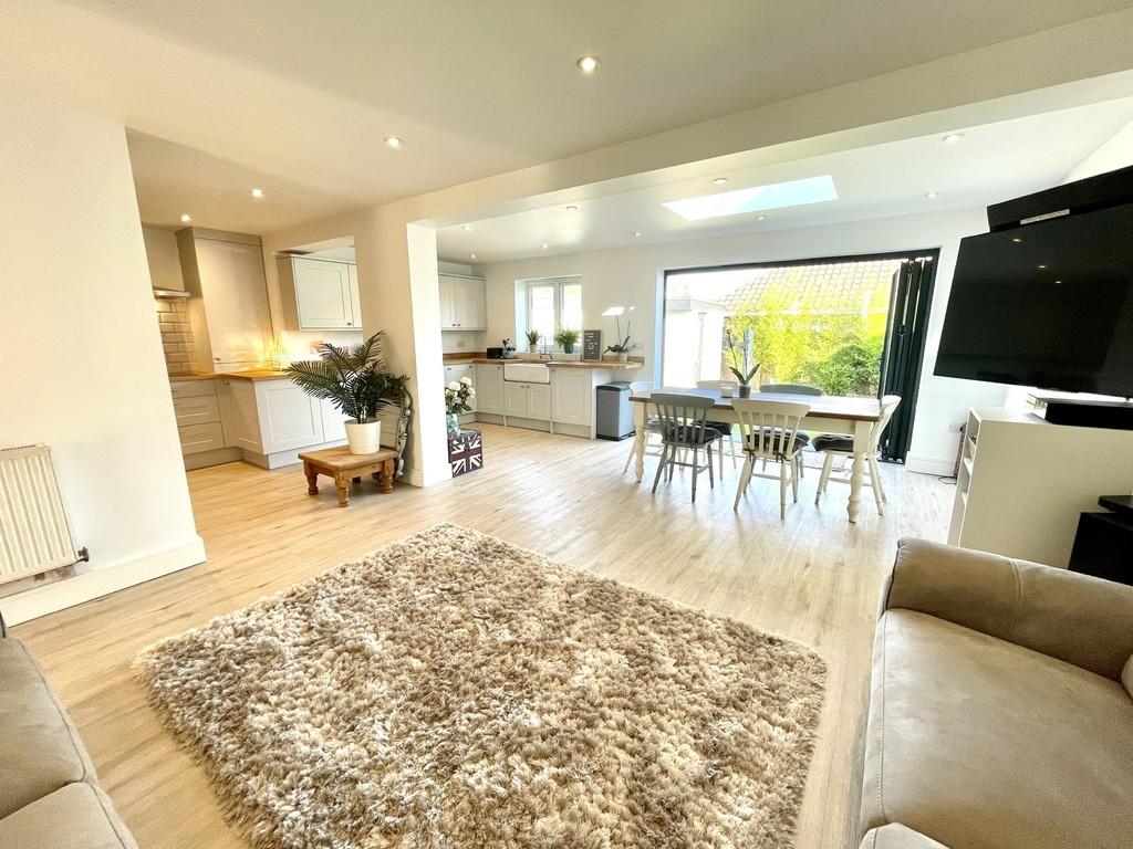 The Chase, Rayleigh 3 bed semidetached bungalow £415,000