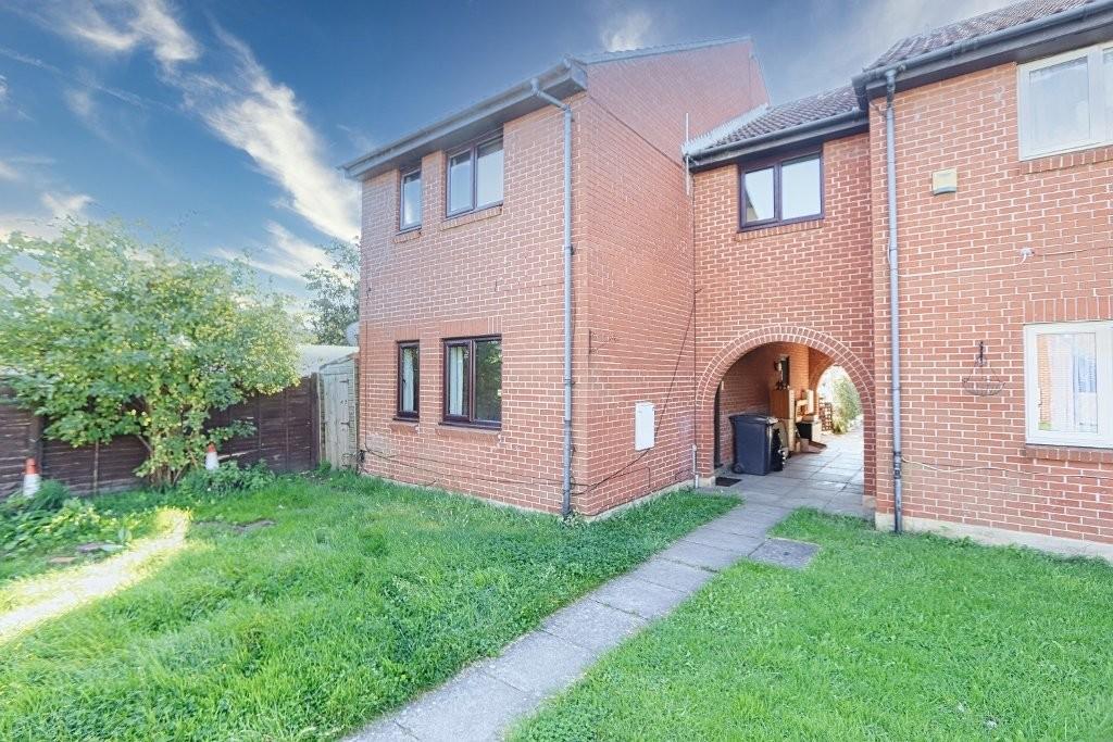 Lambert Court, Crow Lane, Romford Studio £1,400 pcm (£323 pw)