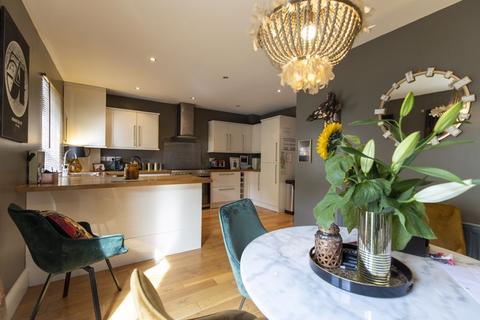 6 Crossfields Close, Greetland, Halifax, HX4 8QL