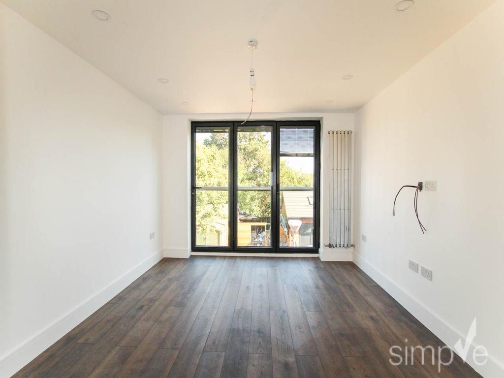 Lothian Avenue, Hayes, Middlesex 3 bed flat £1,800 pcm (£415 pw)