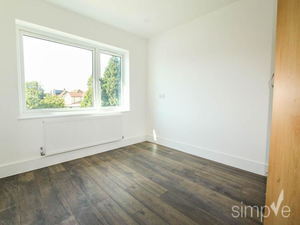Lothian Avenue, Hayes, Middlesex 3 bed flat £1,800 pcm (£415 pw)