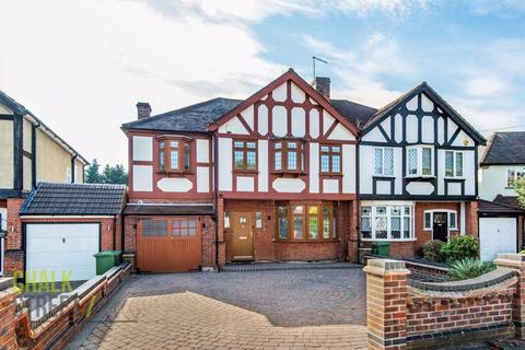 10 Mashiters Walk, Romford, RM1 4DA