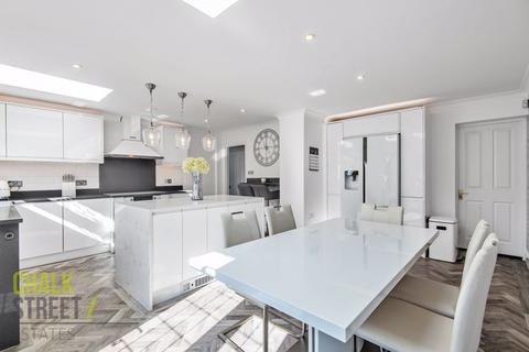 10 Mashiters Walk, Romford, RM1 4DA
