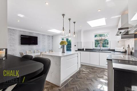 10 Mashiters Walk, Romford, RM1 4DA