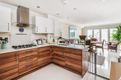 42 Pine Grove, Weybridge, KT13 9AW
