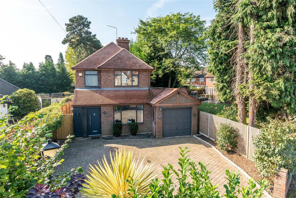 Bowes Road, WaltonOnThames 3 bed detached house £3,250 pcm (£750 pw)
