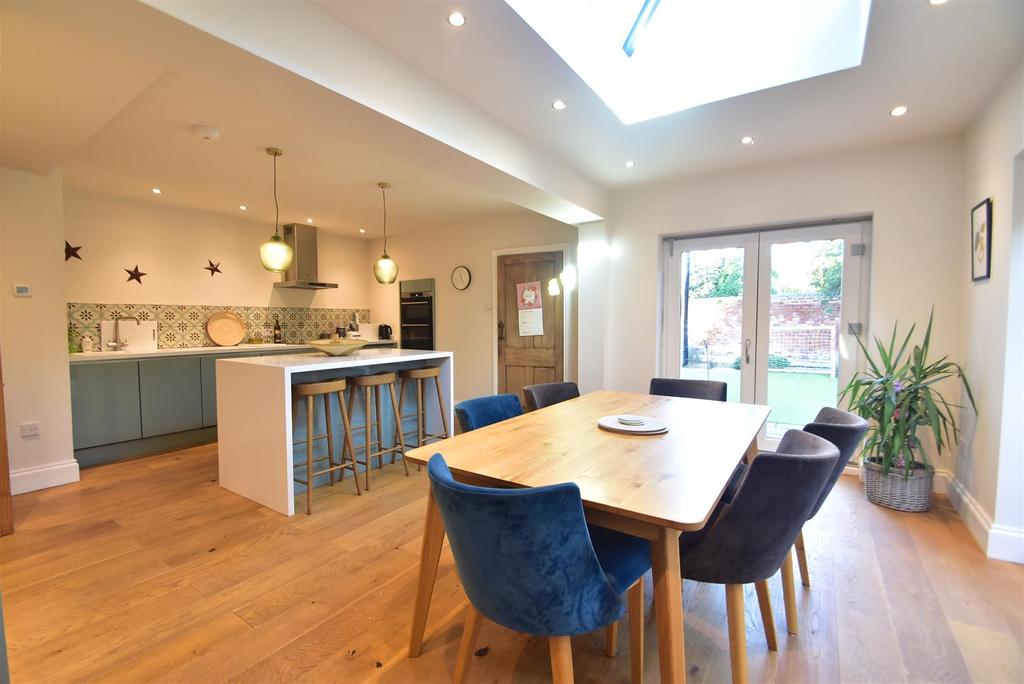 6 Granville Street, Shrewsbury, SY3 8NE 6 bed semidetached house £