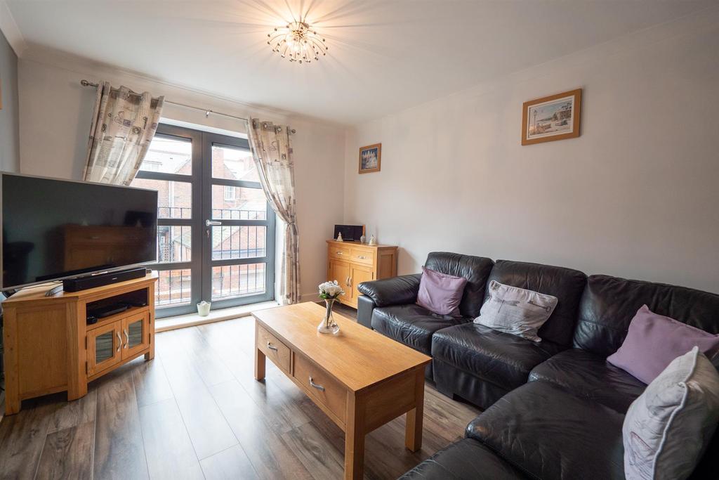 Thornlea Court, Thornhill Park... 2 bed apartment £110,000