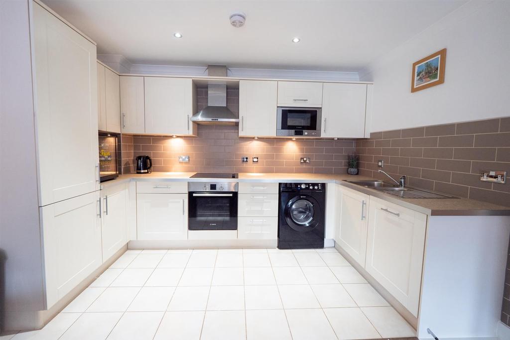 Thornlea Court, Thornhill Park... 2 bed apartment £110,000